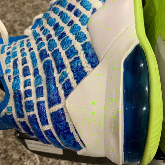 Lebron XVII Basketball Shoes - Picture 5 of 6